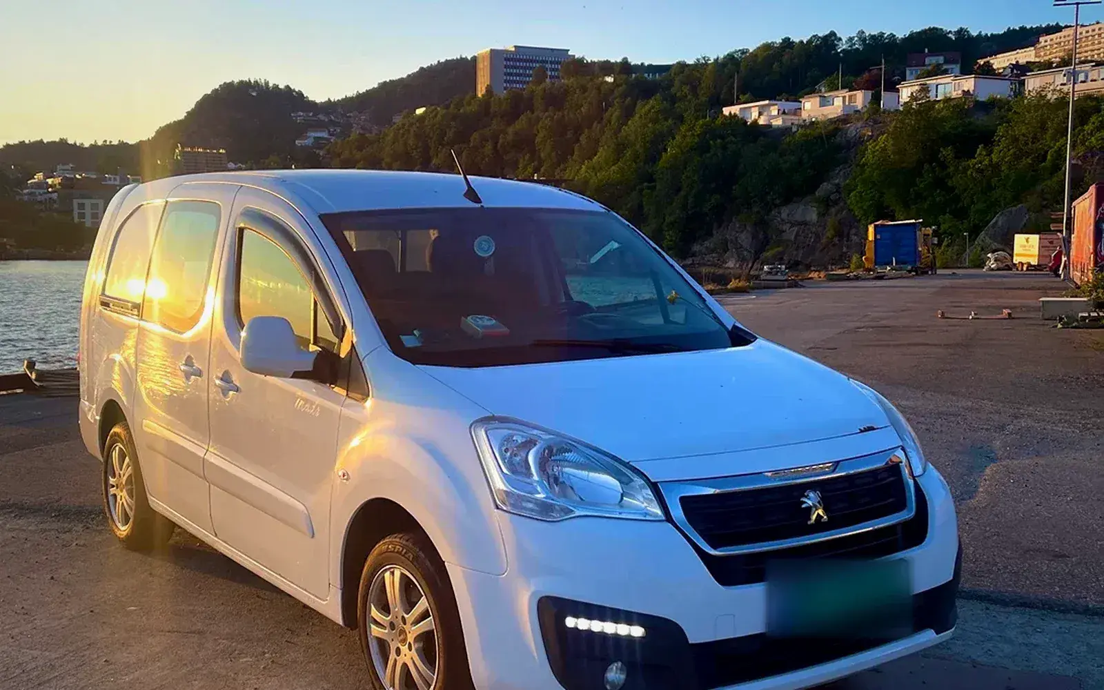 White Peugeot Partner L2 van for rent in Bergen