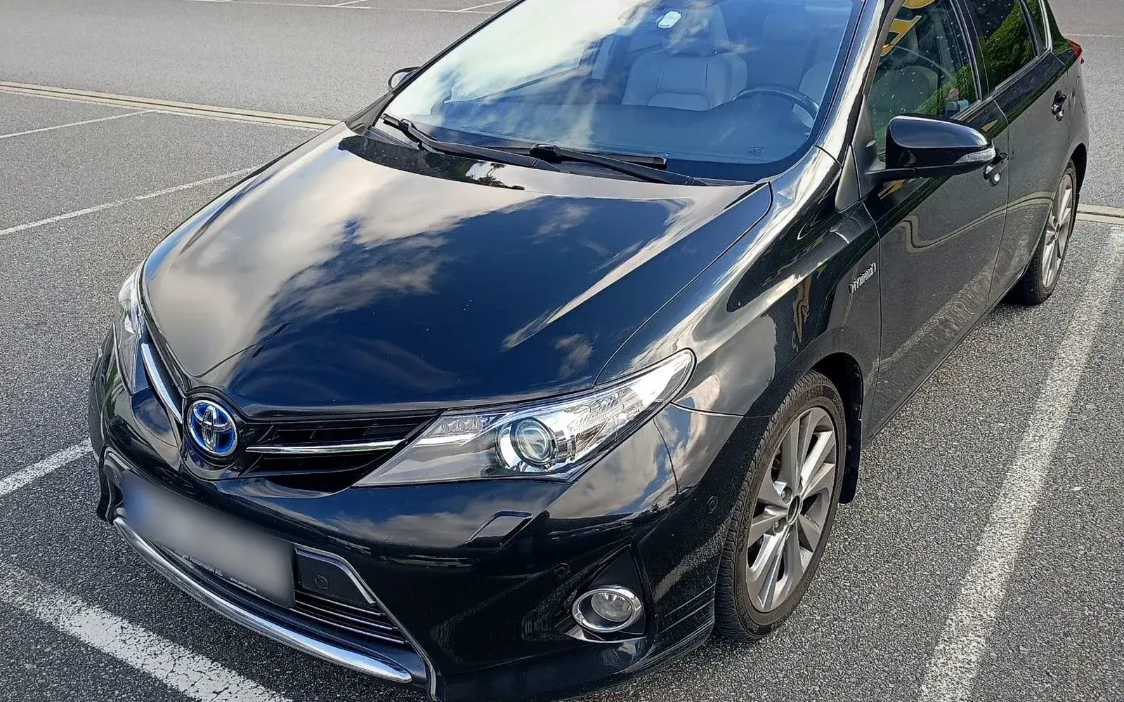 Black Toyota Auris Hybrid 2013 with automatic gearbox – rental car in Bergen